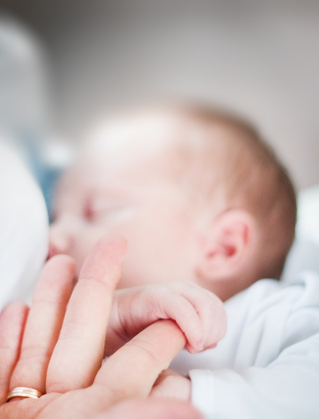 Почему новорождённый ребёнок икает после кормления