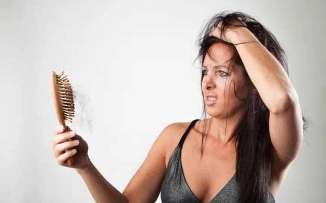 Почему выпадают волосы у женщин причины как лечить