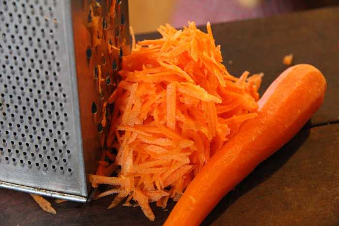 Натереть морковь для щей с курицей