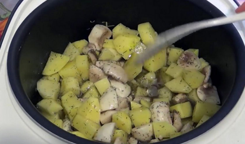 Как быстро приготовить картофель с грибами и курицей в мультиварке