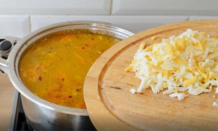 Как приготовить вкусный куриный суп с яйцом и горошком